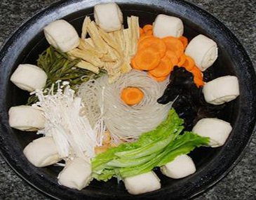 工農兵(bīng)鐵鍋炖菜是源自山西的(de)飲食文化(huà)，以追溯革命曆史爲主的(de)紅色文化(huà)特色餐廳。